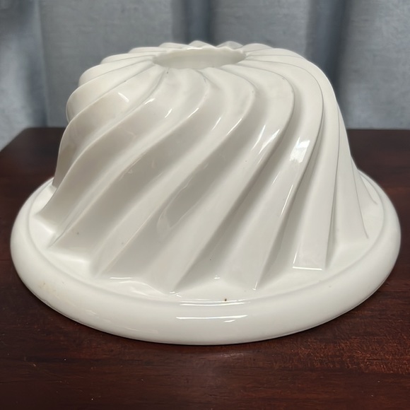 Vintage White Circular Kitchen Mold Swirl Pattern Ironstone? Amazing condition - Picture 3 of 13